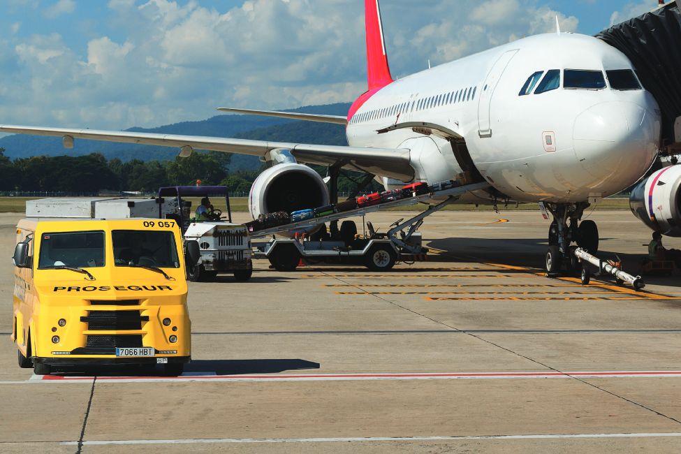 Avión y furgón Prosegur en pista aérea